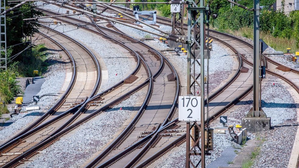 Der Bund gibt inzwischen deutlich mehr Geld für die Verbesserung des Schienennetzes aus. Allein 2,2 Milliarden Euro fließen in die Komplettsanierung der Strecke Hamburg-Berlin. (Archivbild) Foto: Jens Büttner/dpa