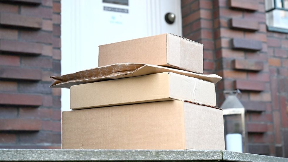 Mehrere Milliarden solcher Sendungen werden in Deutschland jedes Jahr zugestellt, bei manchen geht etwas schief. (Archivbild) Foto: Wolf von Dewitz/dpa