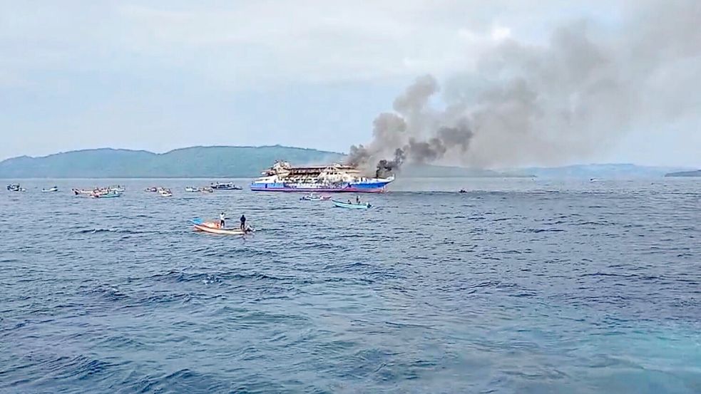 Auch viele Fischerboote eilten den Menschen zu Hilfe. Foto: BASARNAS/BASARNAS/AP/dpa