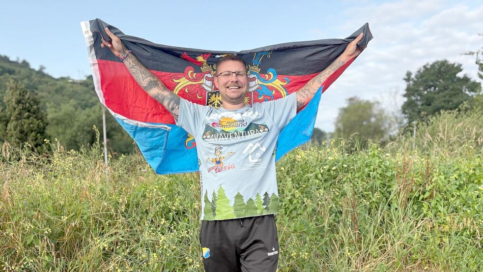 Groß war die Freude bei Dennis Mackenthum, als er Portugal erreicht hatte. Stolz präsentierte er die Ostfrieslandfahne. Diese nimmt der Ostrhauderfehner auch für die geplante Spendentour nach Irland mit. Foto: Privat
