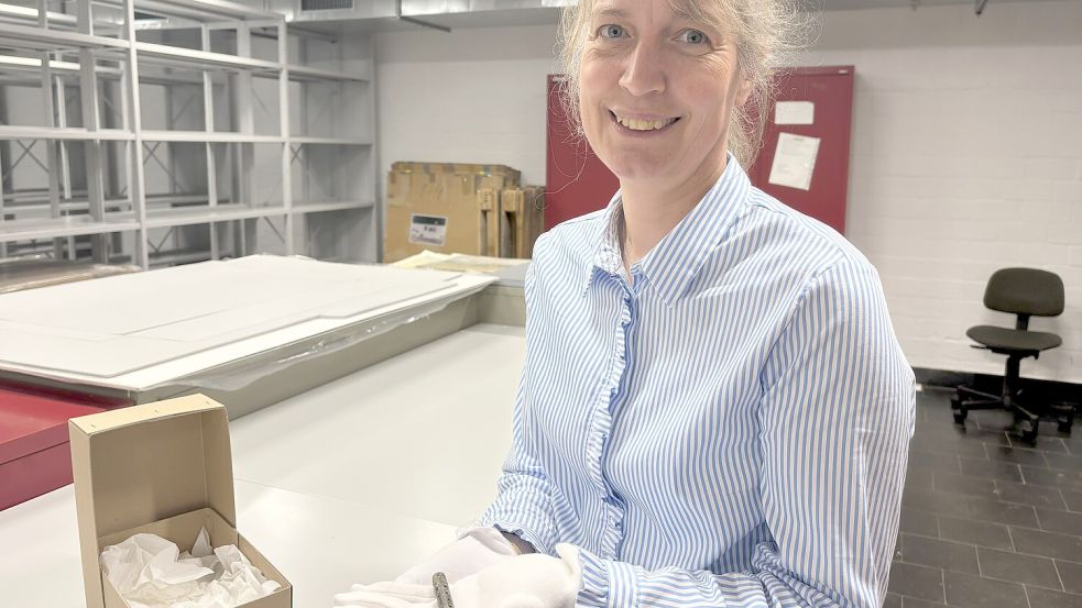 Dr. Sonja König zeigt die Flohfalle, die in der Nähe von Emden gefunden wurde. Foto: Jasmin Oltmanns