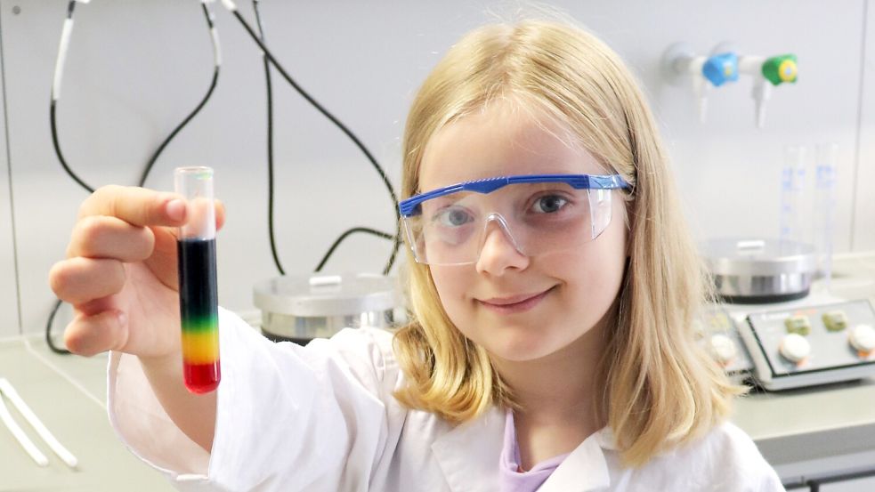 Marje hat mit Lösungen unterschiedlicher Dichte experimentiert, sie eingefärbt und ist nun von dem farbenfrohen Ergebnis fasziniert. Foto: privat