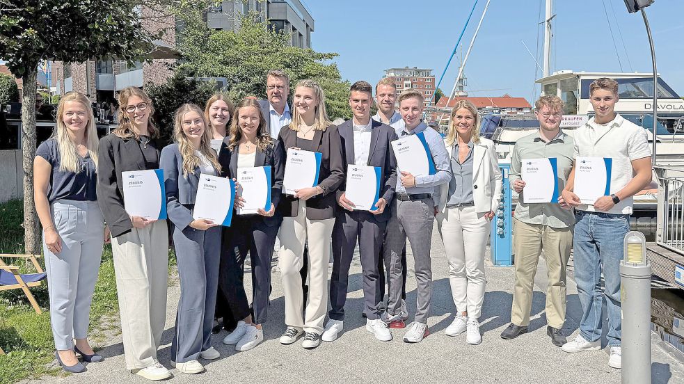 Das Foto zeigt (von links): Mariella Jahnke (Prüfungsausschuss, BBS I Aurich), Jule Visser, Carolin Läken, Saphira Schnieders, Fentje Janssen, Hartmut Janssen (Prüfungsausschuss, Claashen Verwaltung), Maike Rademacher, Tiemen Schulte, Thorge Rieken, Mario-Philipp Lennartz, Anja Claashen-Schneider (Prüfungsausschuss, Claashen Immobilien), Oliver Geyer und Tom Ubben. Foto: privat