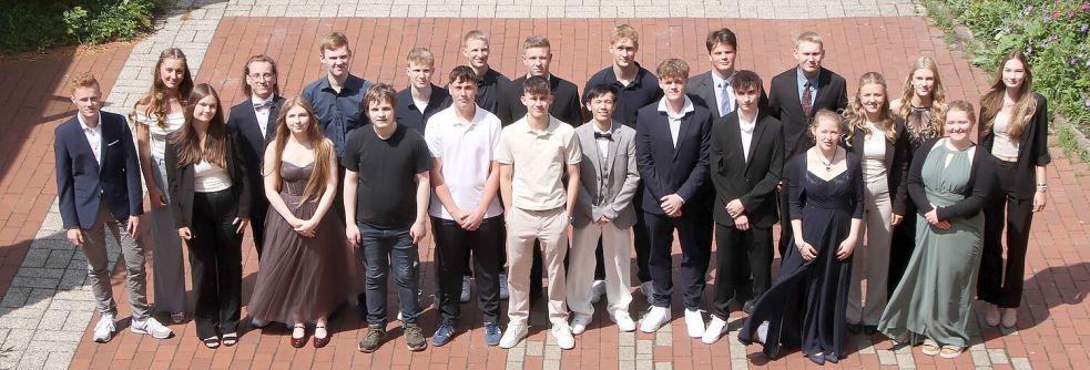 23 junge Menschen haben an den BBS 2 Aurich in verschiedenen Schwerpunkten ihr Abitur gemacht. Jetzt wurden sie feierlich verabschiedet. Foto: privat