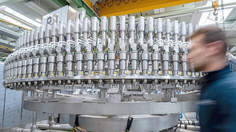 Die Zahl der Beschäftigten in der Metall- und Elektroindustrie ist erneut deutlich zurückgegangen. (Archivbild) Foto: Armin Weigel/dpa
