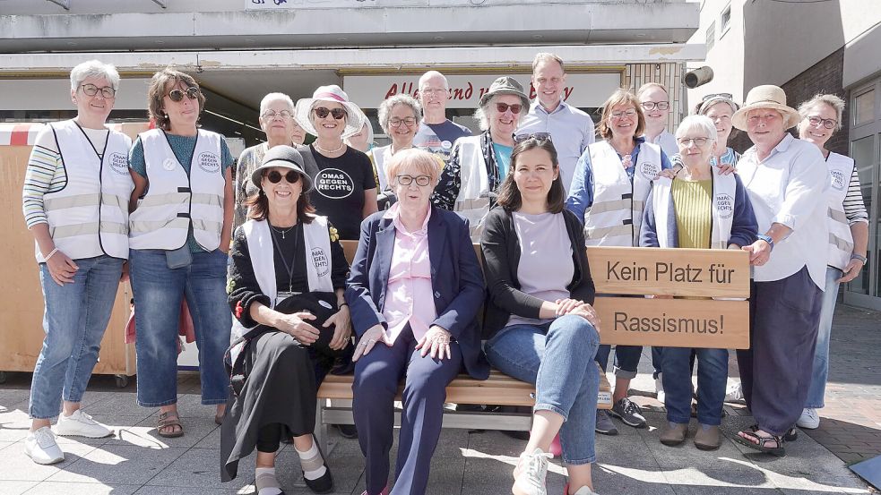 Am 19. Juni 2025, wenige Wochen vor ihrem Tod, war Bettina Hoppe (sitzend, links) noch dabei, als in Aurich eine Bank gegen Rassismus eröffnet wurde. Foto: Helmut Vortanz/Archiv