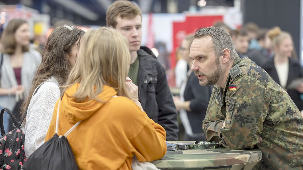 Unternehmen beklagen, im Kampf um Nachwuchs und Fachkräfte gegenüber der Bundeswehr im Nachteil zu sein. Foto: Guido Schiefer/Imago