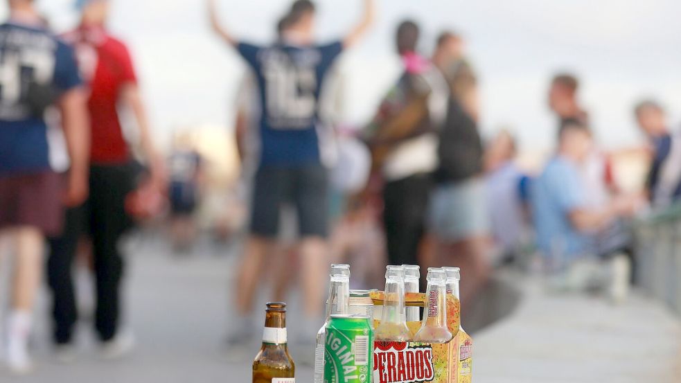 Auch am Ballermann sollte man am Strand nur legal verkaufte Produkte konsumieren. (Archivfoto) Foto: Clara Margais/dpa