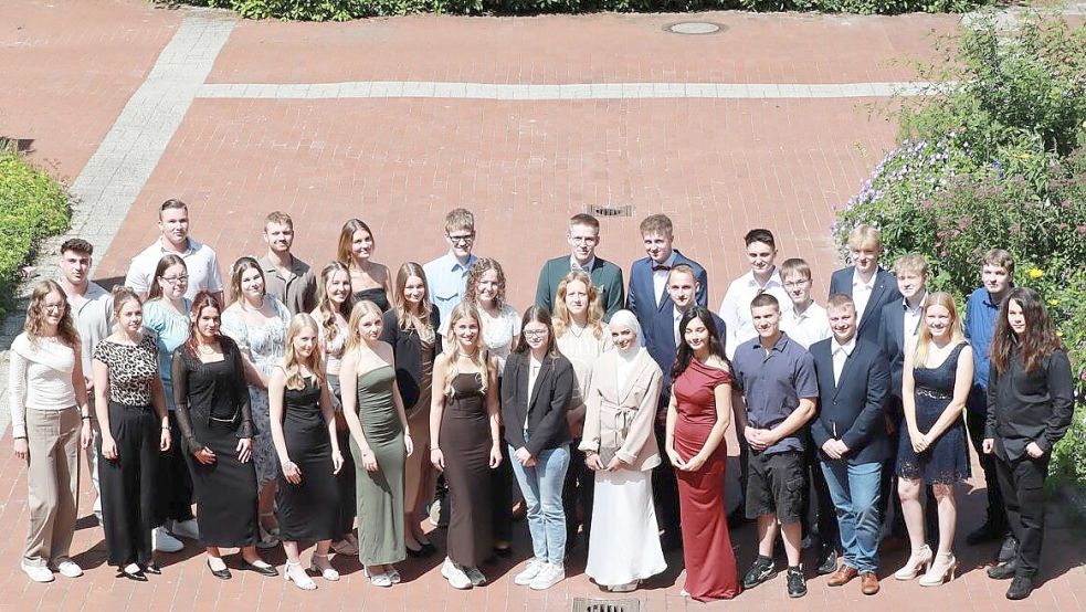 Diese Fachoberschüler haben ihren kurvenreichen Roadtrip erfolgreich hinter sich gebracht und bekamen nun an der BBS 2 in Aurich ihre Zeugnisse überreicht. Foto: privat