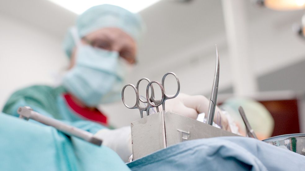 Eine OP-Schwester greift nach dem OP-Besteck. Patientinnen und Patienten haben das Recht auf Aufklärung, wenn sie einen Behandlungsfehler vermuten. Foto: Friso Gentsch/DPA