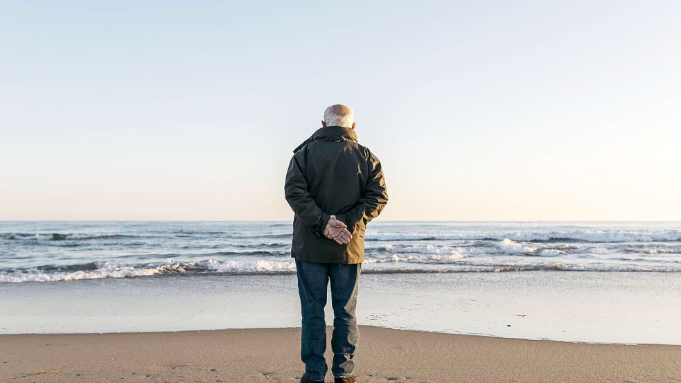 Viele Senioren träumen davon, ihre Rente im Ausland zu verbringen. Dabei sollten sie jedoch einige Dinge beachten. Foto: IMAGO/Westend61
