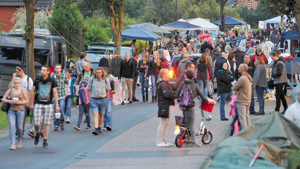 Der Flohmarkt lockt immer Tausende nach Simonswolde, wie hier 2017. Foto: Stephan Friedrichs
