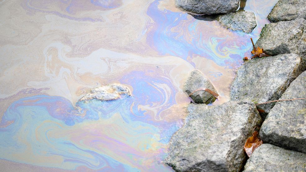 Ölige Flüssigkeiten wie Kraftstoff bilden auf Wasser farbig schillernde Schlieren. Symbolfoto: Jonas Walzberg/dpa