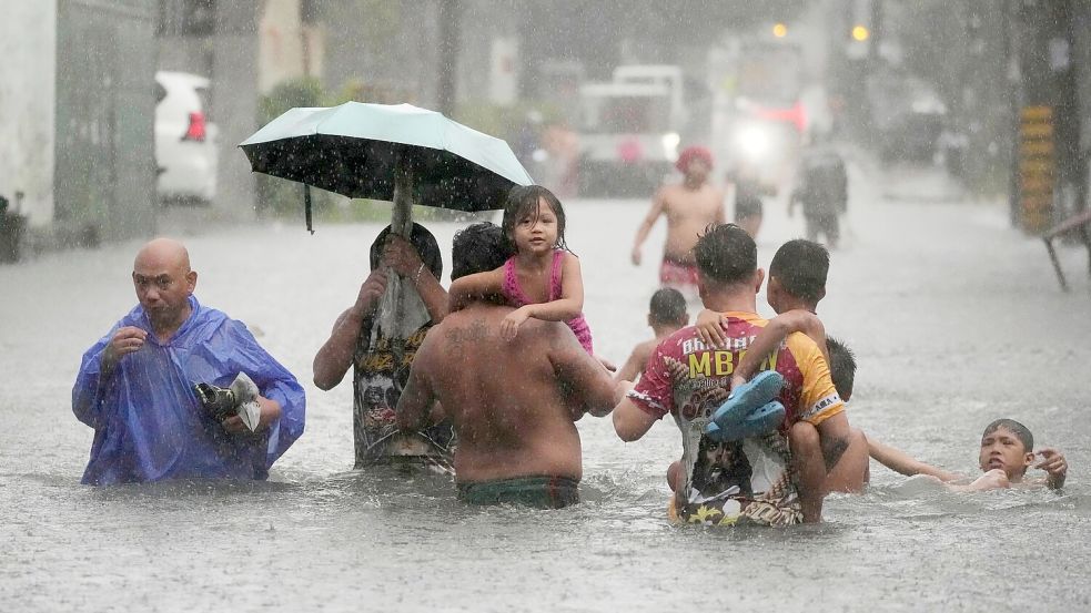 Mehr als eine Million Menschen sind von den Überschwemmungen auf den Philippinen betroffen. Foto: Aaron Favila/AP/dpa
