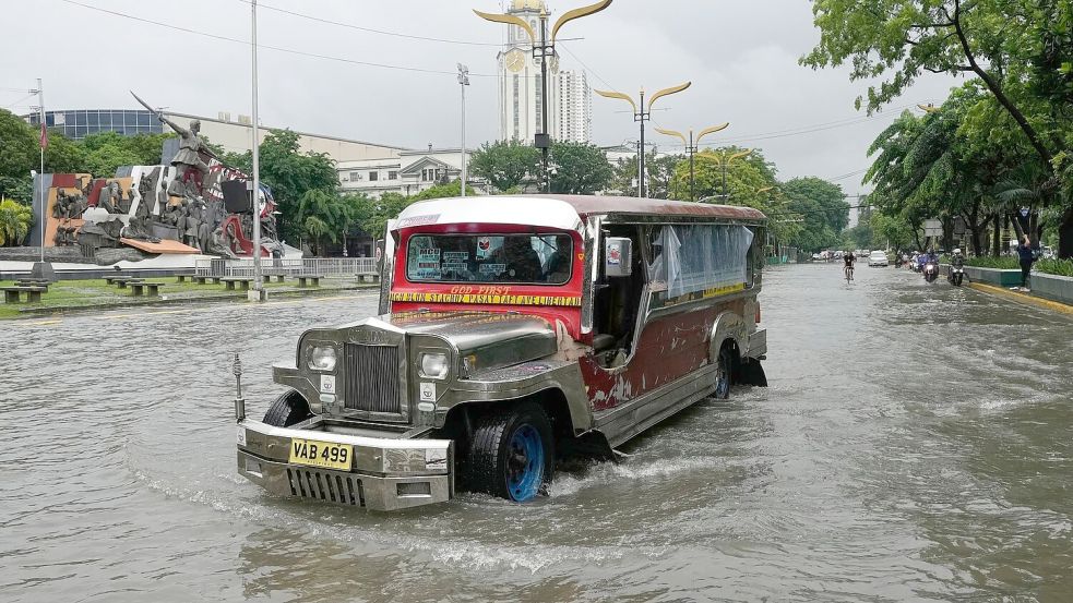 Auch in der Hauptstadt Manila standen viele Straßen unter Wasser. Foto: Aaron Favila/AP/dpa