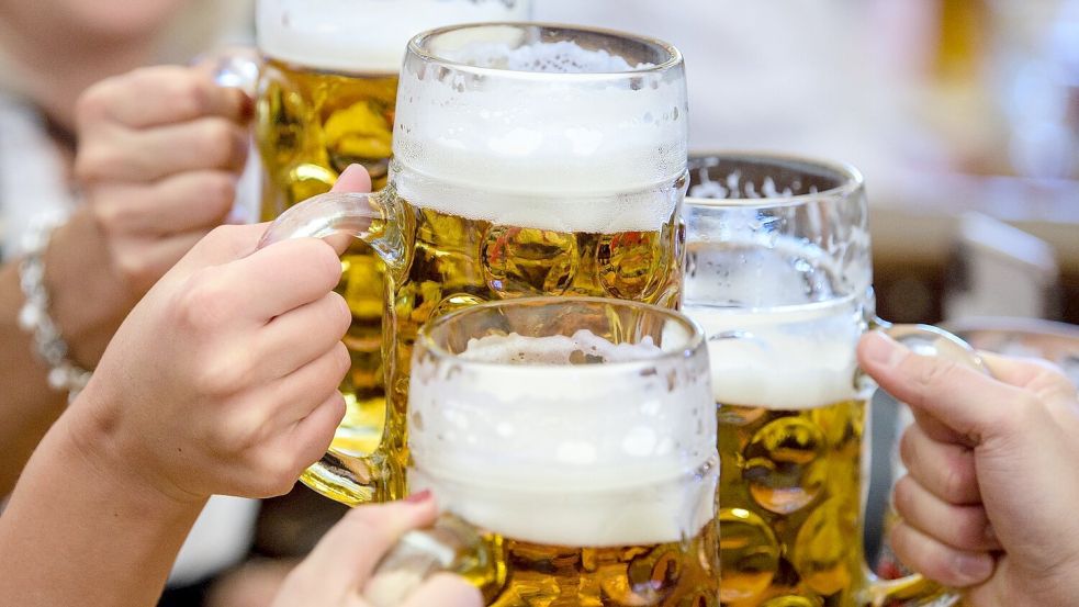 Bier mag in Deutschland einen hohen Stellenwert haben, bei der Produktion hat die Bundesrepublik ihren Platz in den weltweiten Top-5 aber eingebüßt. (Archivbild) Foto: Matthias Balk/dpa
