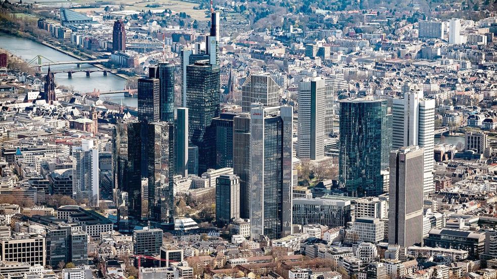 Banken-Skyline in Frankfurt: Mit Cum-Cum-Deals verursachten Banken geschätzt einen Steuerschaden in Milliardenhöhe. (Symbolbild) Foto: Uli Deck/dpa