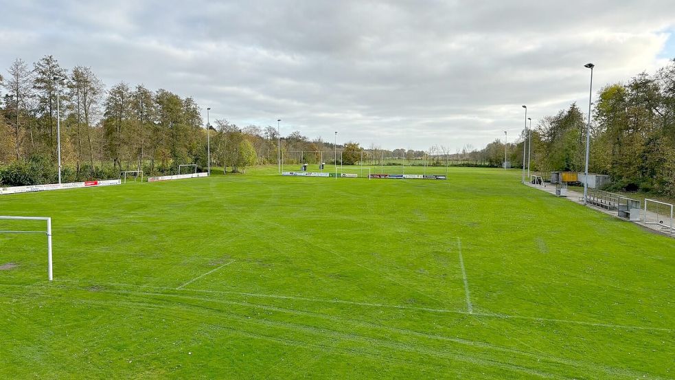 Der A-Platz (vorne) wird bei SuS Berumerfehn auch weiterhin ein Rasenplatz sein. Dahinter (im Hintergrund) liegt der B-Platz. Auf der Fläche soll dann aus einem Rasen- ein Kunstrasenplatz werden. Foto: Verein