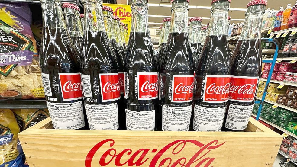 Coca Cola wird Maissirup nicht ersetzen, sondern eine neue Produktreihe mit Rohrzucker einführen. (Archivbild) Foto: Nam Y. Huh/AP/dpa