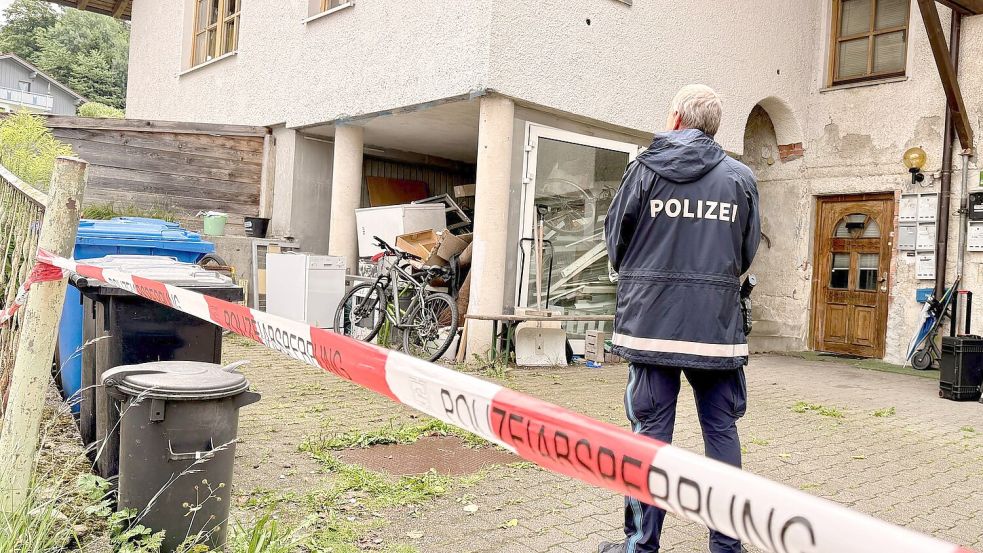 Die Polizei war am Dienstag noch am Tatort im Einsatz. Foto: Christine Vincon/dpa