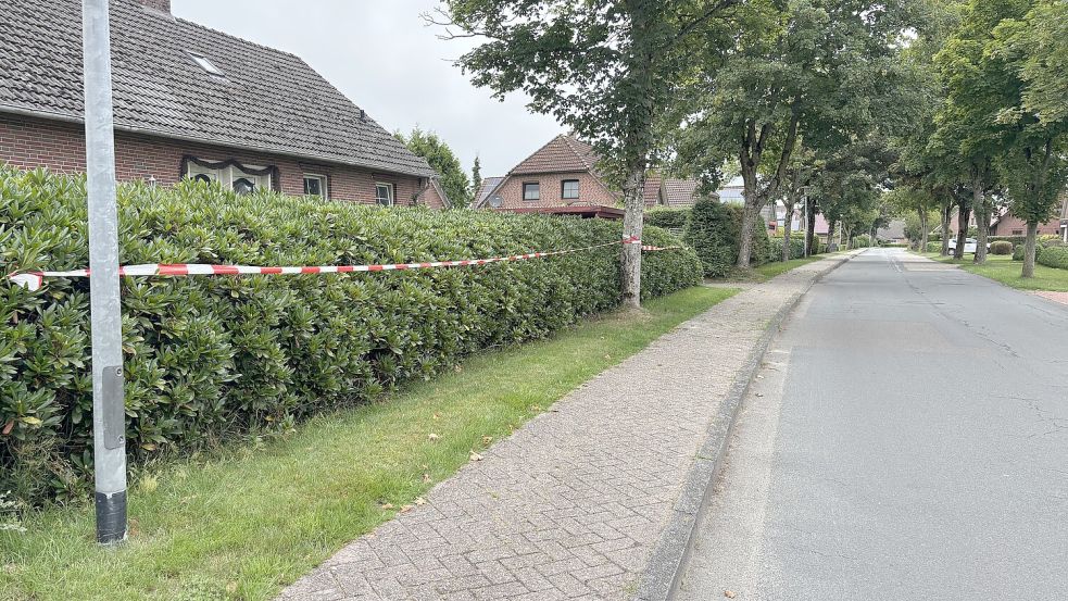 Die ersten Verkäufer haben ihren Standplatz für den Riesen-Flohmarkt in Simonswolde bereits mit Flatterbändern abgesteckt. Foto: Imke Cirksena