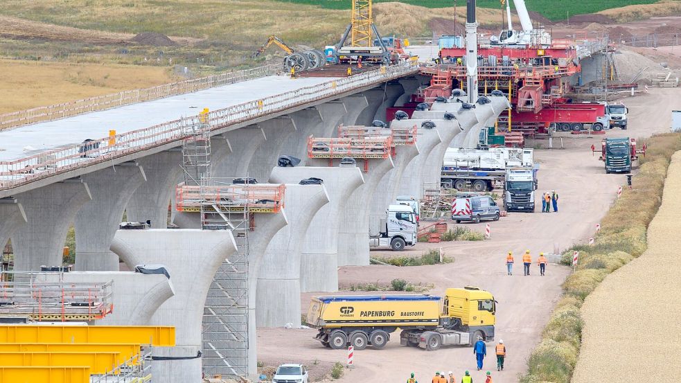 Großprojekte beim Bau sind betroffen, wenn künftig Tariftreue vorgeschrieben wird - hier eine Autobahnbrücke bei Halle/Saale. (Archivbild) Foto: Klaus-Dietmar Gabbert/dpa
