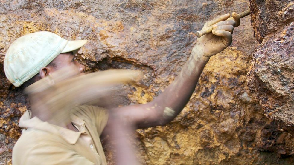 Ein Arbeiter in einer Mine im Ostkongo. (Archivbild) Foto: Jürgen Bätz/dpa