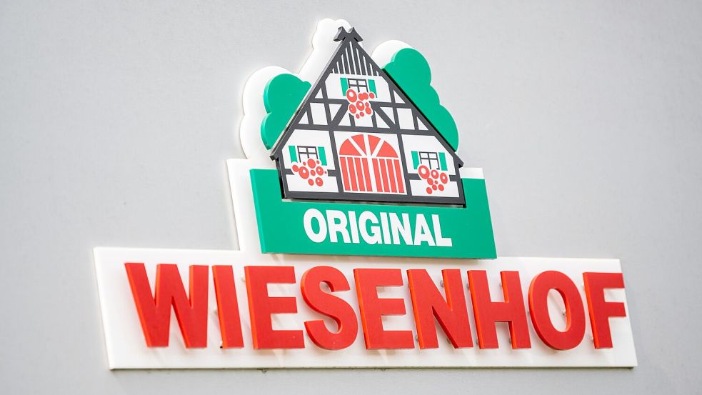 Vegetarische Würste von Wiesenhof sind wegen einer Verunreinigung zurückgerufen worden. (Archivbild) Foto: Mohssen Assanimoghaddam/dpa