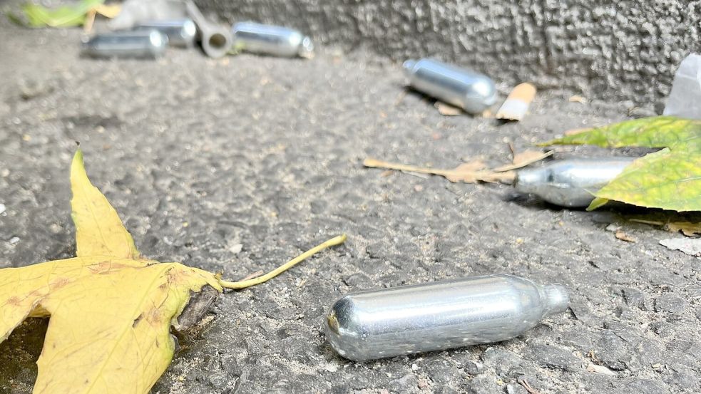 Gaskartuschen liegen auf einer Straße. Symbolfoto: DPA/Julia Kilian