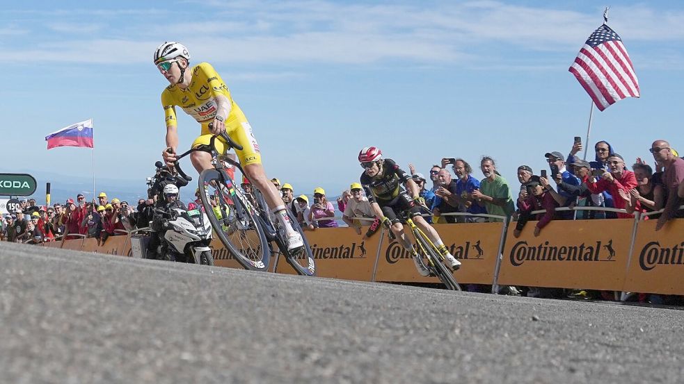 Tadej Pogacar wehrte Angriffe von Jonas Vingegaard ab und kam knapp vor ihm ins Ziel. Foto: Thibault Camus/AP/dpa