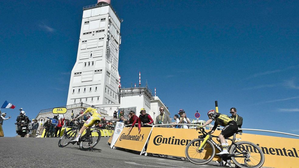 Jonas Vingegaard hielt am legendären Mont Ventoux mit Tadej Pogacar mit. Foto: Marco Bertorello/AFP/dpa