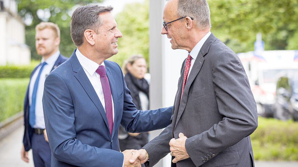 Bundeskanzler Friedrich Merz besucht den niedersächsischen Ministerpräsidenten Olaf Lies. Foto: dpa/Moritz Frankenberg