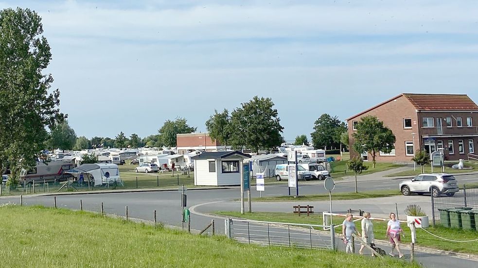 Die in finanzielle Schieflage geratene WTG muss Teile ihrer touristischen Infrastruktur verkaufen. Für den Campingplatz in Hooksiel wird nun ein Investor gesucht, der nicht nur die Mitarbeiter übernimmt und einen Plan für die Zukunft hat – sondern der auch das marode Hallenbad mitübernimmt. Foto: Melanie Hanz