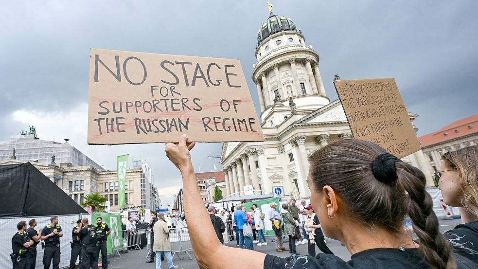 Demonstranten am Gendarmenmarkt protestierten gegen den Auftritt der Starsopranistin Anna Netrebko beim Musikfestival „Classic Open Air“. Foto: Jens Kalaene/dpa