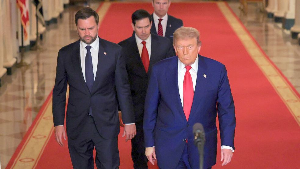 „Heute ist Tag 61“ - Trump und sein Team treten nach den Angriffen auf den Iran vor die Kameras. (Archivbild) Foto: Carlos Barria/Reuters Pool via AP/dpa