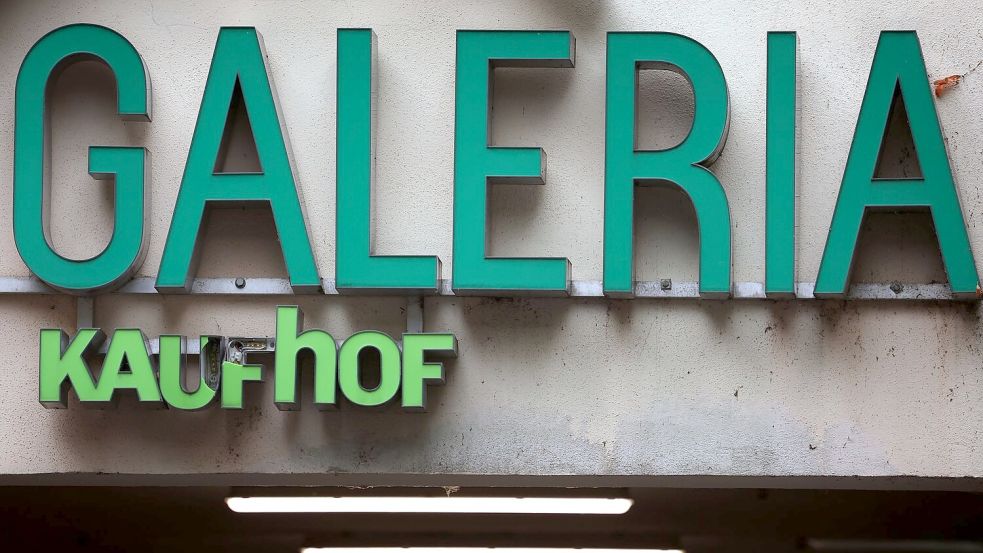 An einigen Galeria-Filialen, wie hier in Würzburg, hängt noch ein Kaufhof-Schriftzug. Foto: Karl-Josef Hildenbrand/dpa
