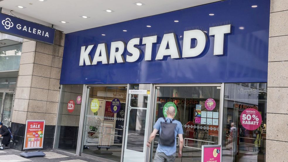 Auch an der Filiale Breite Straße in Köln ist der Name Karstadt noch präsent - obwohl die Marke aus dem Firmennamen gestrichen wurde. Foto: Oliver Berg/dpa
