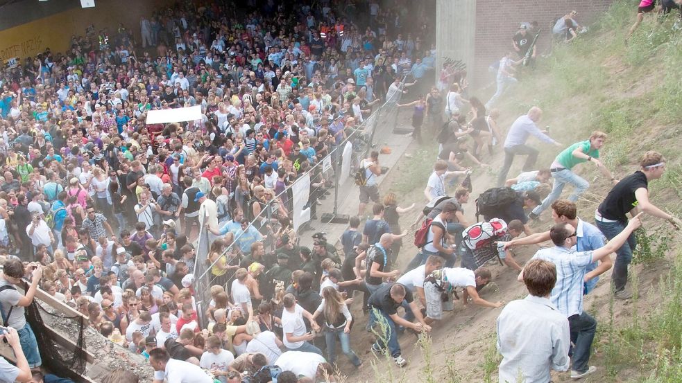 21 Menschen starben in dem Gedränge am einzigen Ein- und Ausgang zur Loveparade, mehr als 500 wurden verletzt. (Archivbild) Foto: Erik Wiffers/dpa