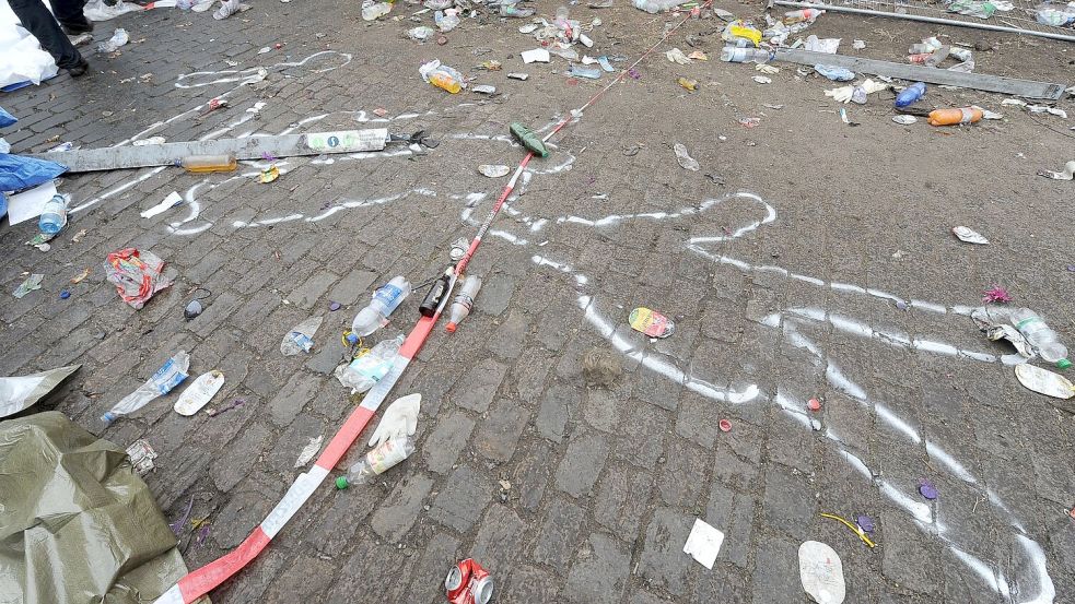 Kreide markiert die Lage der Leichen am Unglücksort. (Archivbild) Foto: picture alliance / dpa