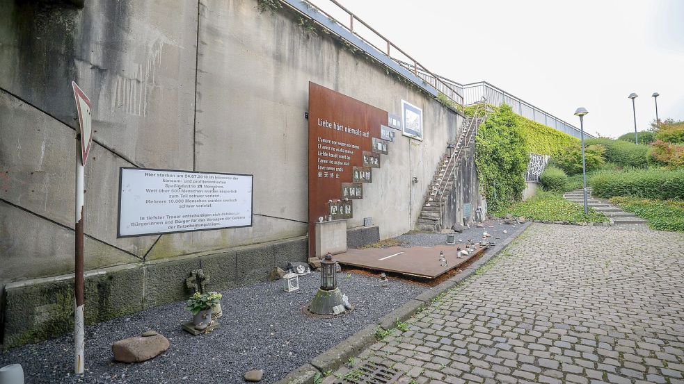 An der Rampe, an der vor 15 Jahren Hunderte Menschen im Gedränge verletzt wurden und 21 starben, steht heute eine Gedenkstelle. Foto: Christoph Reichwein/dpa