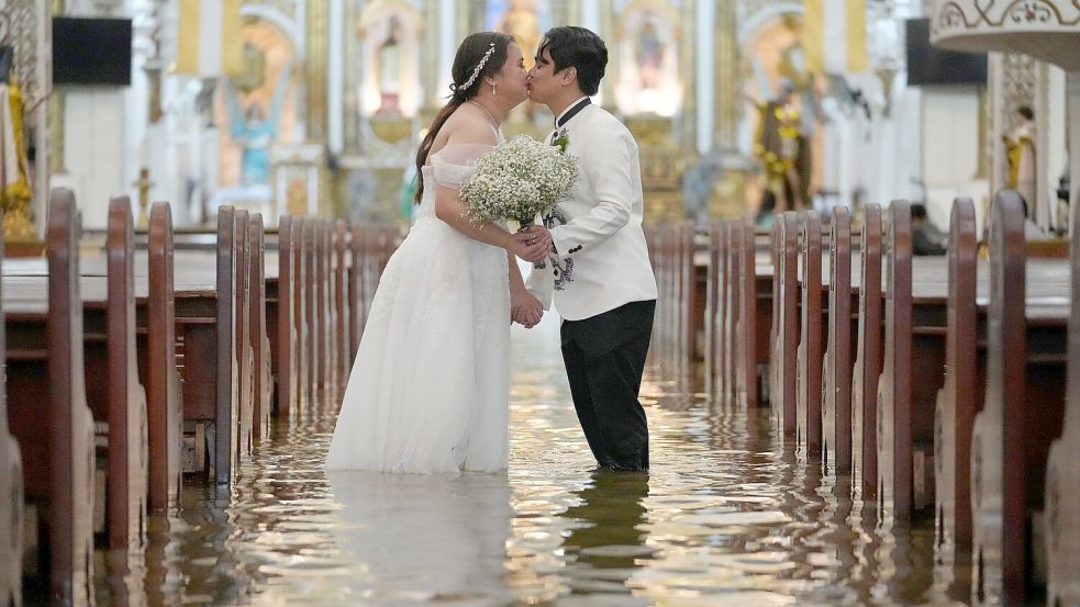 Das Paar wollte die Hochzeit unbedingt durchziehen. Foto: Aaron Favila/AP/dpa