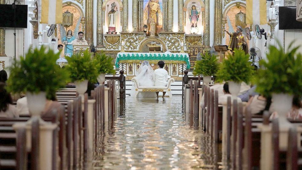 Das Paar hatte die Kirche in Malolos schon vor zwei Jahren gebucht. Foto: Aaron Favila/AP/dpa