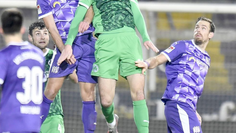Anston Stach (in Grün, hier 2021 für Fürth im Duell mit Osnabrücks Timo Beermann) wechselt von der TSG Hoffenheim zu Leeds United. Was verdient der VfL daran? Foto: imago images/Zink