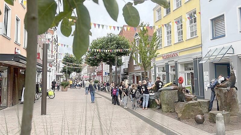 In der Auricher Innenstadt sind viele Geschäfte. Foto: Jasmin Oltmanns
