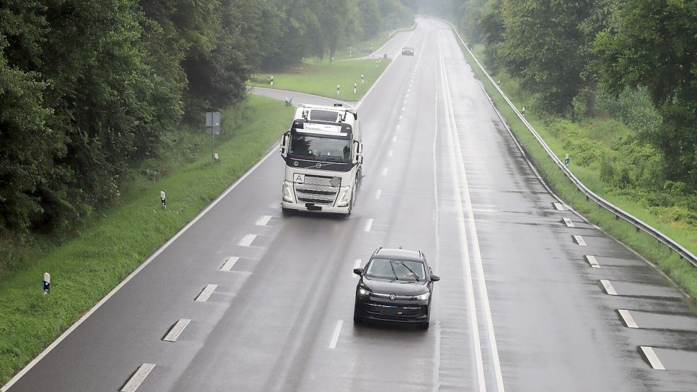Durch die 2+1-Regelung auf der B 72 werden riskante Überholmanöver durch die regelmäßigen Überholspuren reduziert. Foto: Hans Passmann