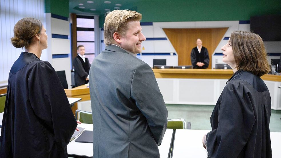 Vor dem Amtsgericht: El Hotzo und seine Anwältinnen Foto: Bernd von Jutrczenka/dpa