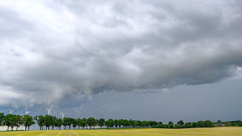 Dunkle Wolken zeigen sich in den kommenden Tagen öfter in Deutschland. Foto: Patrick Pleul/dpa