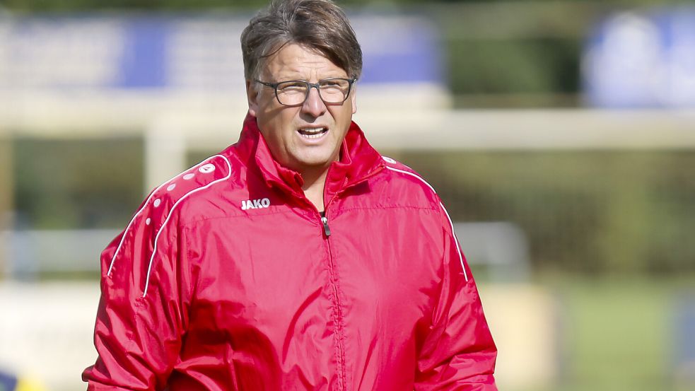 FCN-Trainer Thomas Jakobs geht davon aus, dass seine Mannschaft Lehren aus der schweren, abgelaufenen Saison gezogen hat. Foto: Doden, Emden