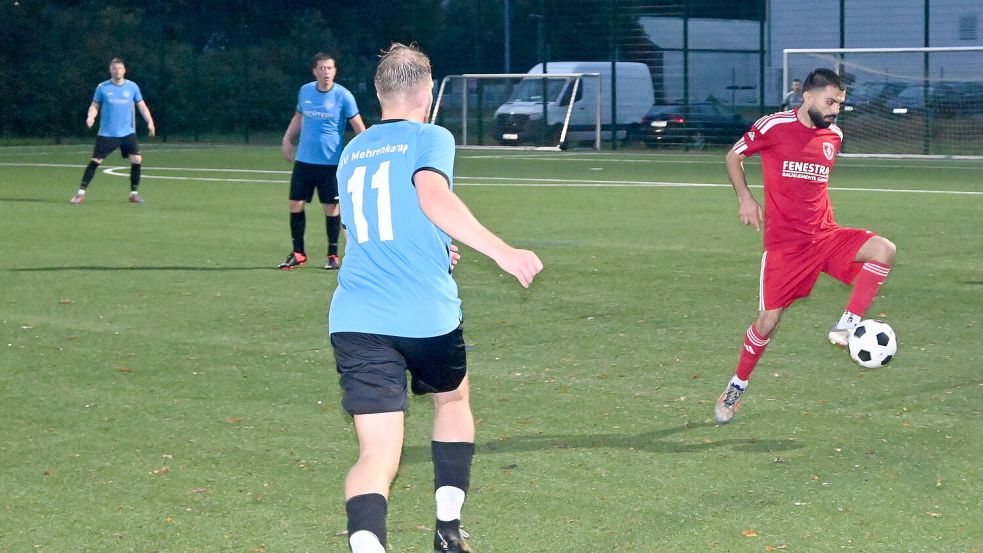 Westrhauderfehns Daoud Jajan (am Ball) lieferte gegen Mehrenkamp die Vorlage zum 1:0 durch Timo Mansholt. Foto: Holger Weers