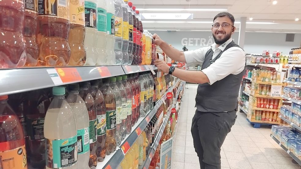 Während der „Stillen Stunde“ erledigt Mentor Shenaraj beispielsweise geräuscharme Aufräumarbeiten. Foto: Clarissa Scherzer